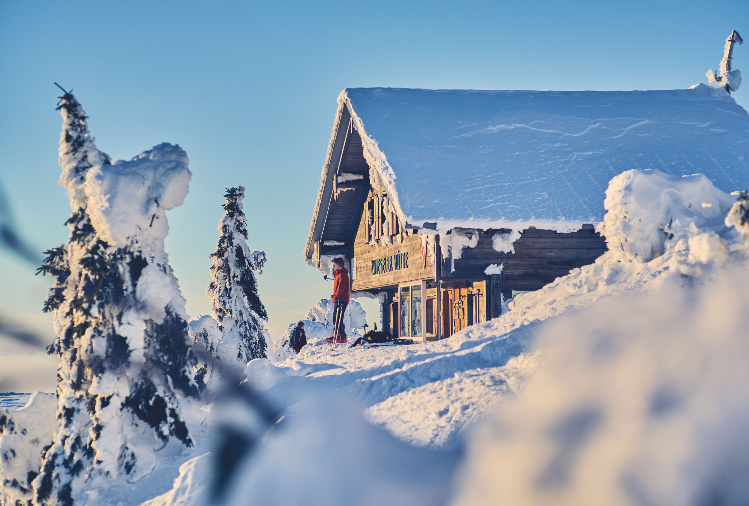 Verschneite Hütte. © Woidlife Photography.