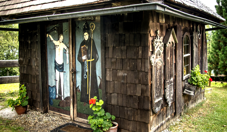 Kapelle - links der Hl. Sebastian und rechts der Hl. Leonhard