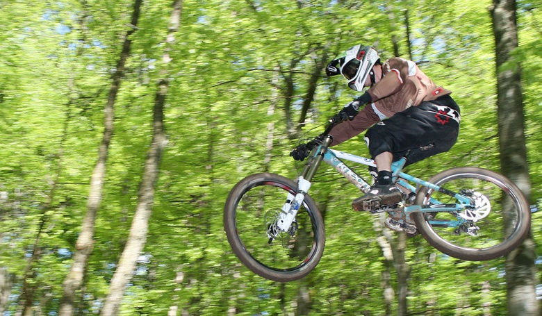 Biker beim Downhill-Freeride im Bikepark am Geisskopf.