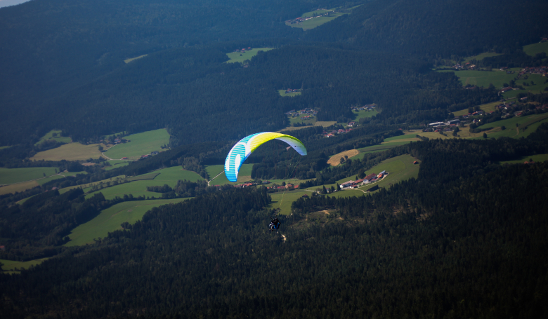 Gleitschirmflieger über dem Bayerischern Wald