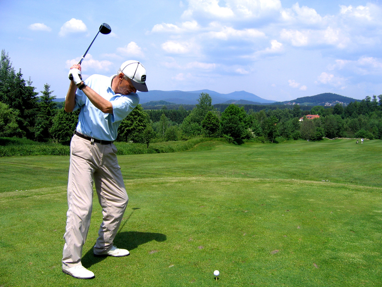 Golfer beim Abschlag im Golfpark Oberzwieselau.