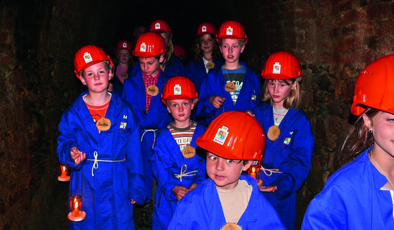 Höhlenkinder - Kinder bei einer Führung in den Unterirdischen Gängen von Zwiesel.