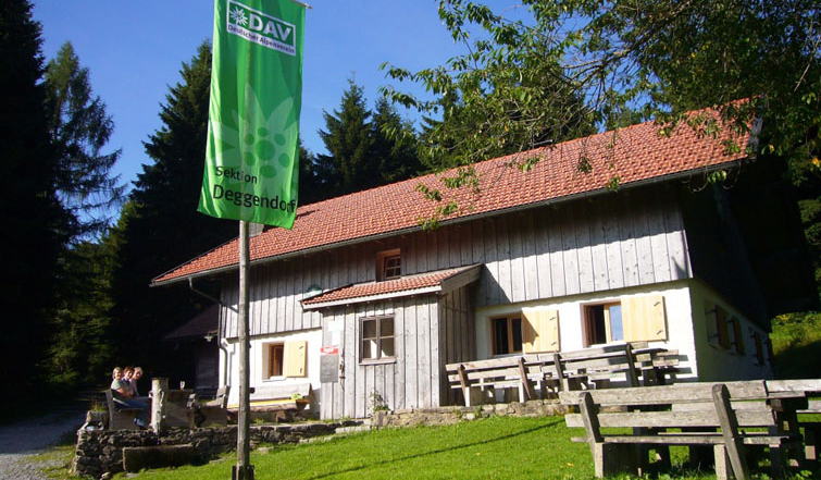 Die bewirtete Hochwaldhütte im Sommer