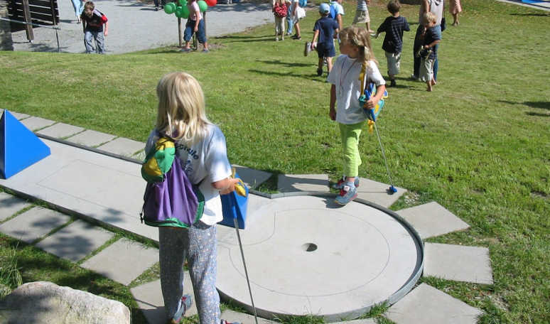 Kinder beim Minigolf in Viechtach