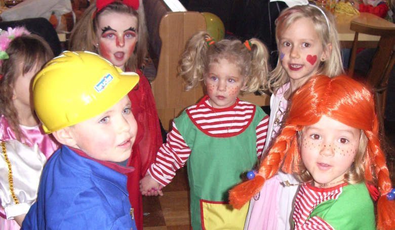 Kostümierte Kinder feiern Fasching im ARBERLAND.