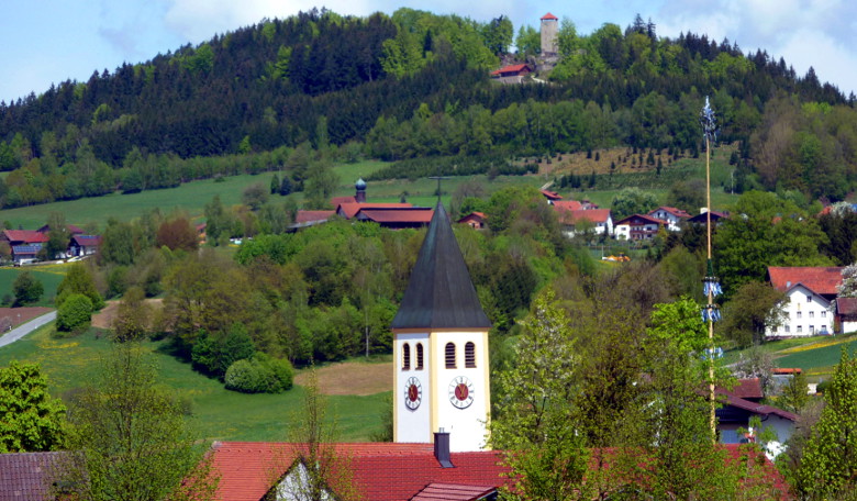 Ortsanischt Geiersthal mit Burgruine Altnußberg.