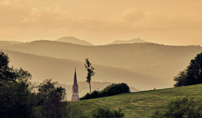 Bayerwald-Dom Zwiesel beim Sonnenaufgang