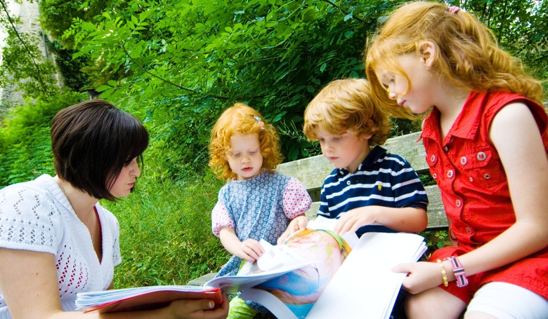 Die Kinder hören gespannt der Märchenerzählerin zu.