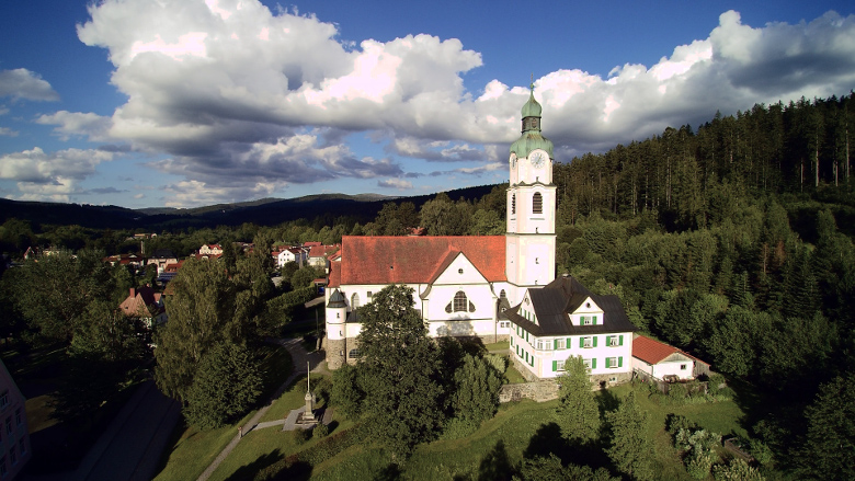 Aussenansicht der Pfarrkirche Bayerisch Eisenstein St. Johannes Nepomukl