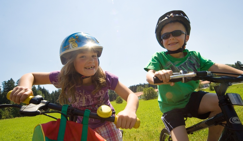 Kinder beim Radfahren im ARBERLAND.