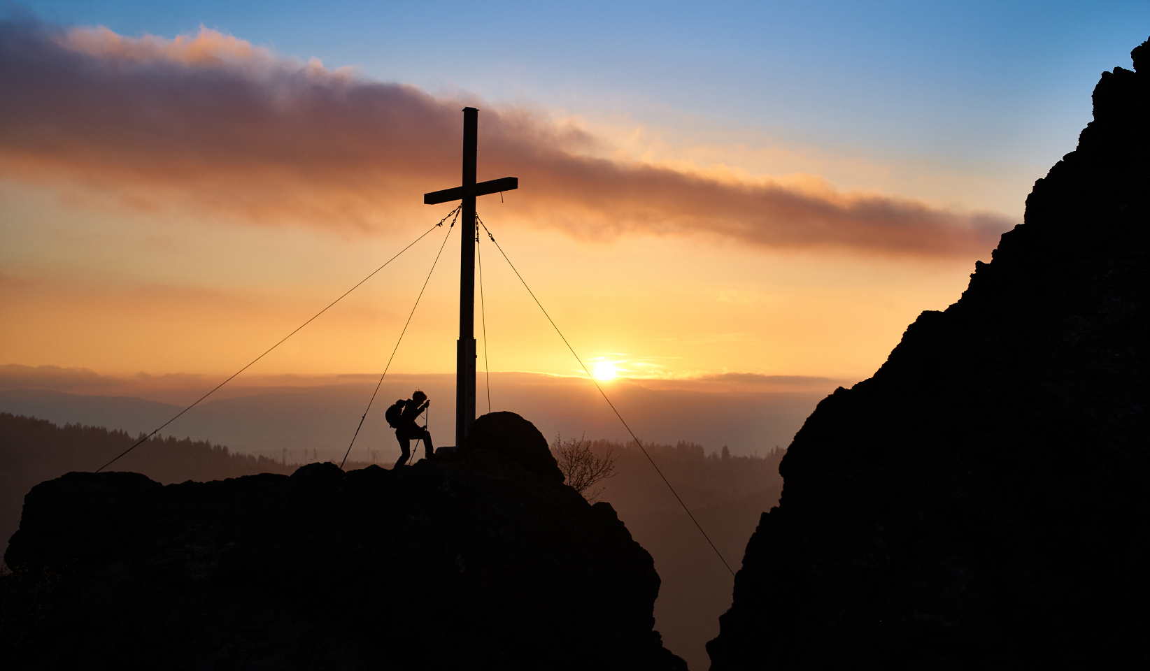 Wanderer im Sonnenuntergang am Silberberg