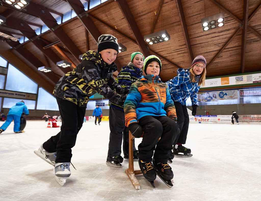 Eislaufen in der Eishalle Regen - ein Spaß für die ganze Familie.