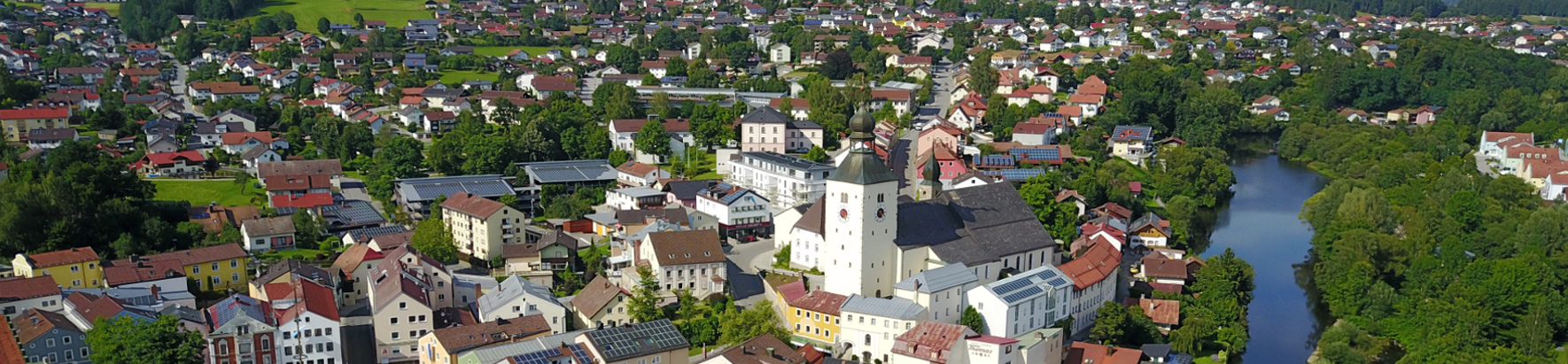 Luftaufnahme Stadt Regen mit Kirche und Kurpark