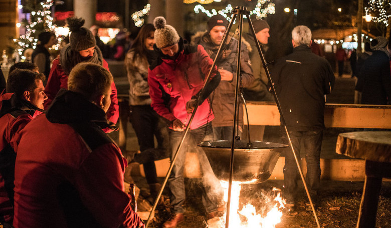 Feuerstelle am Christkindlmarkt im Regener Kurpark.