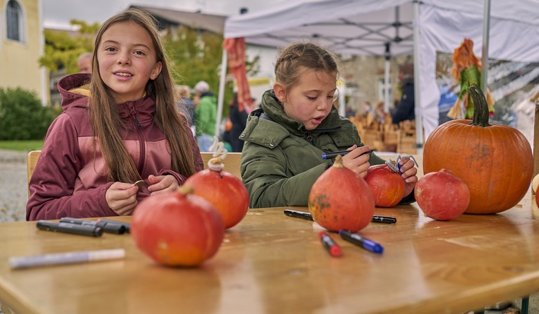 Kinder basteln am Herbstmarkt in Bodenmais