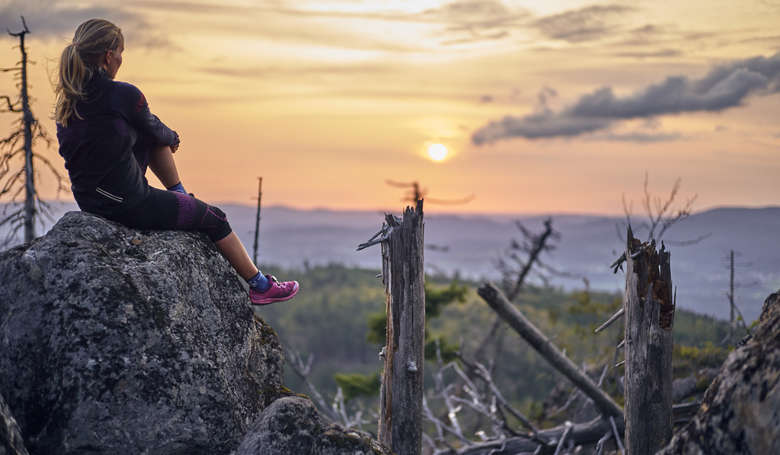 Blick auf den Sonnenuntergang am Berg