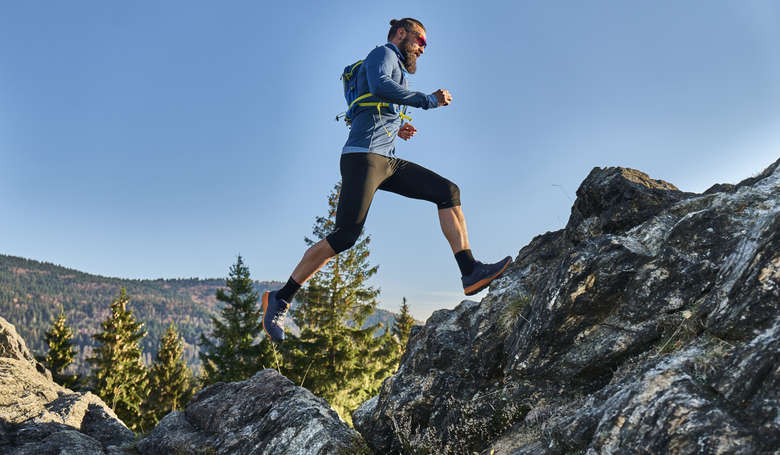 Trailrunner der den Berg besteigt