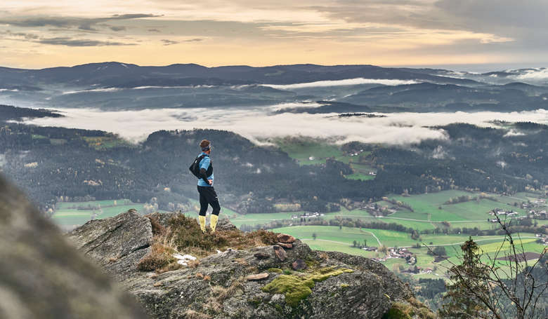 Trailrunner blickt ins Tal