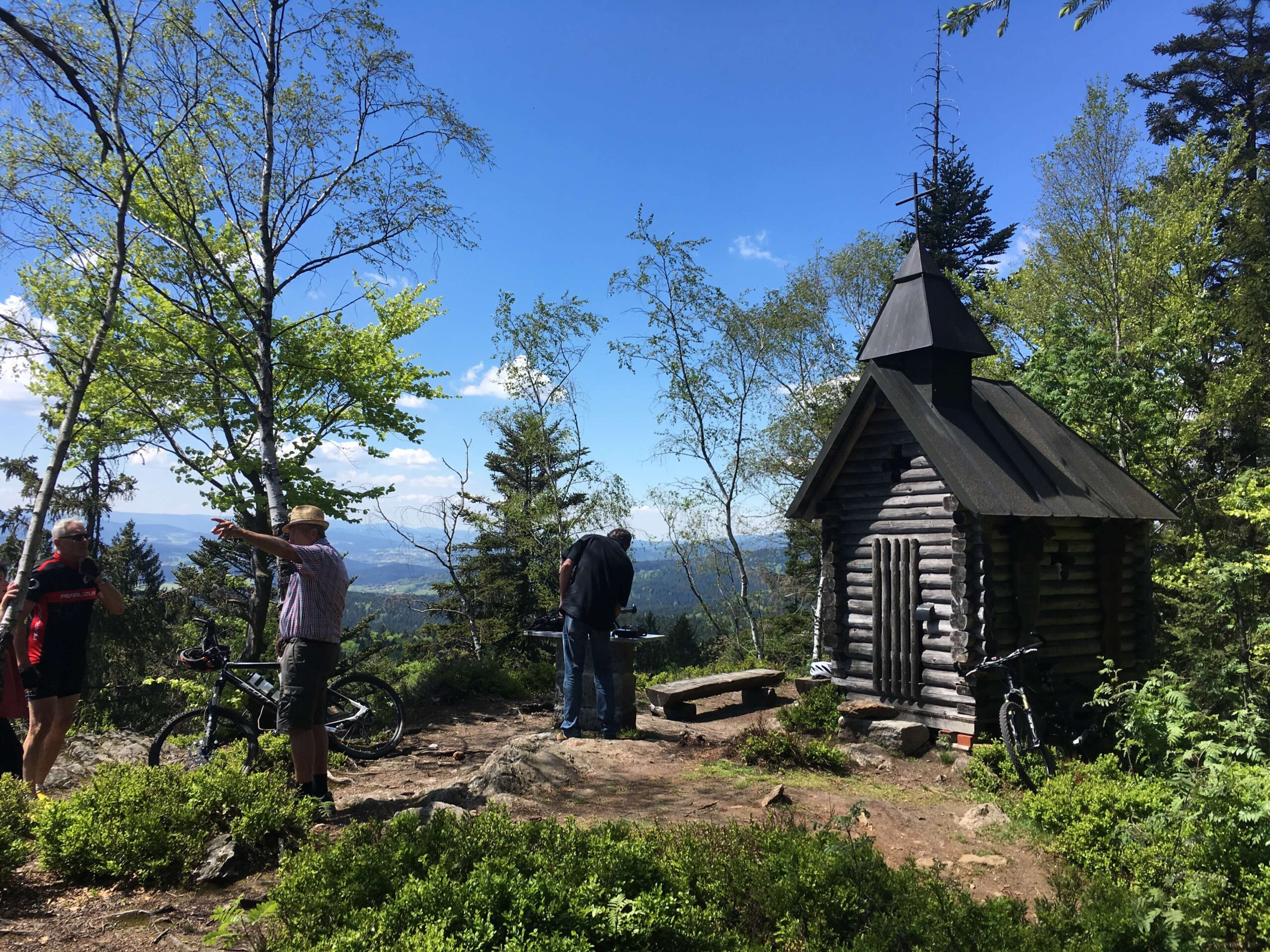 Kleine Rast bei der Holzkapelle am Wagensonnriegel.